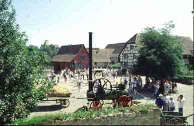 Bild 1 Dorfplatz
